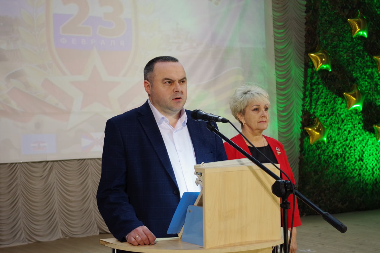 В Славяносербске отметили День защитника Отечества торжественным собранием и праздничным концертом