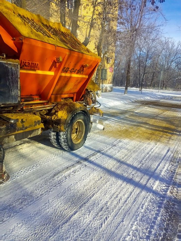Сергей Козенко: МУП «Дорожно-эксплуатационное управление» в Краснодонском муниципальном округе в круглосуточном режиме ведет работы по профилактике гололеда