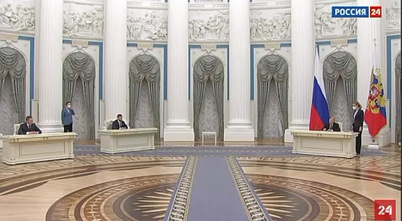 Владислав Дейнего: Четыре года назад!. Исторический момент длр Донбасса!!! Торжественная церемония подписания исторических для Республик Донбасса документов: Указа Президента Российской Федерации о признании Луганской...