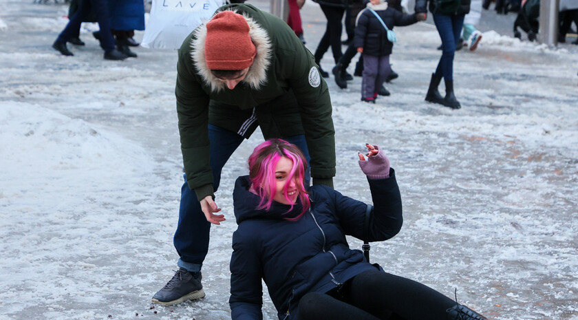 МЧС предупредило жителей ЛНР о сильном гололеде 22 февраля