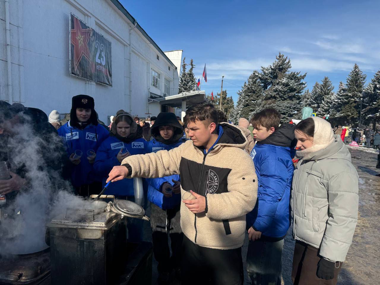 С вкусными блинами, горячим чаем и душевной атмосферой жители Славяносербска провели Масленицу