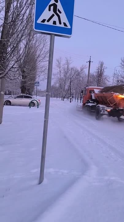Сегодня еще до рассвета начали свою работу специалисты предприятия «Энергобытсервис Станично-Луганского района»