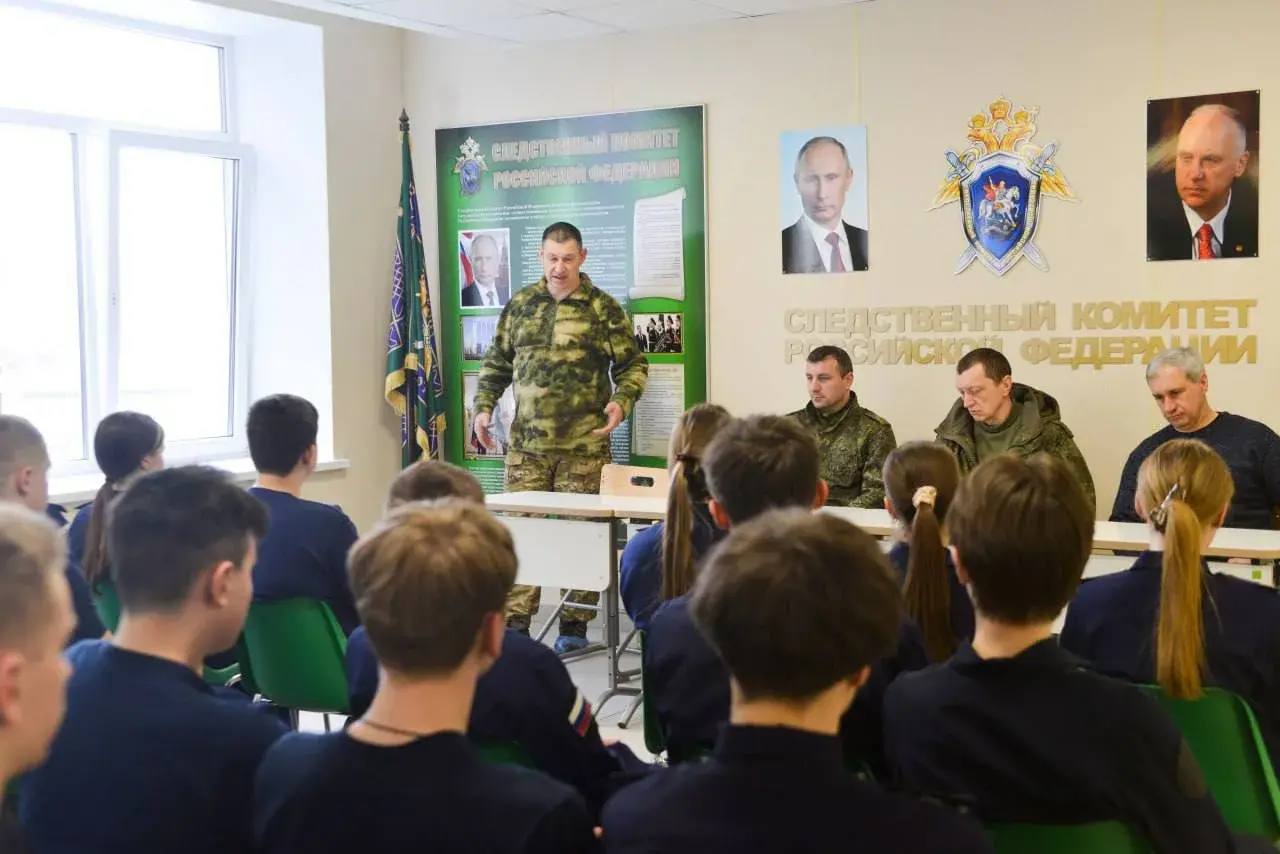 В преддверии Дня защитника Отечества в школах ЛНР прошли уроки мужества