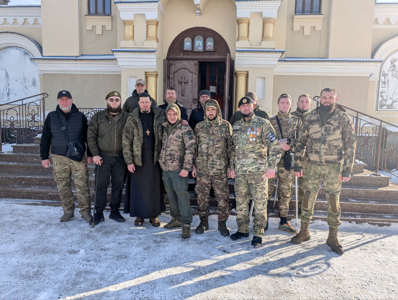 Апти Алаудинов: Бойцы спецназа "АХМАТ" МО РФ посетили старейший храм в Луганске — собор Святых апостолов Петра и Павла, исповедались и причастились