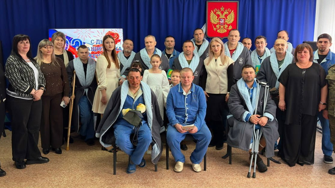 В преддверии Дня защитника Отечества представители Женского движения «Единой России» и Совета женщин Краснодонского муниципального округа посетили госпиталь, чтобы поздравить наших бойцов с наступающим праздником