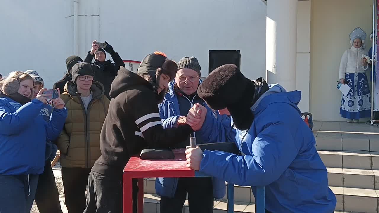 Сергей Крамаренко: Дорогие славяносербцы!. Сегодня в нашем славном Славяносербске с размахом отметили Масленицу! Жители собрались на центральной площади, где пели народные песни, угощались вкусными блинами и жгли чучело Зимы