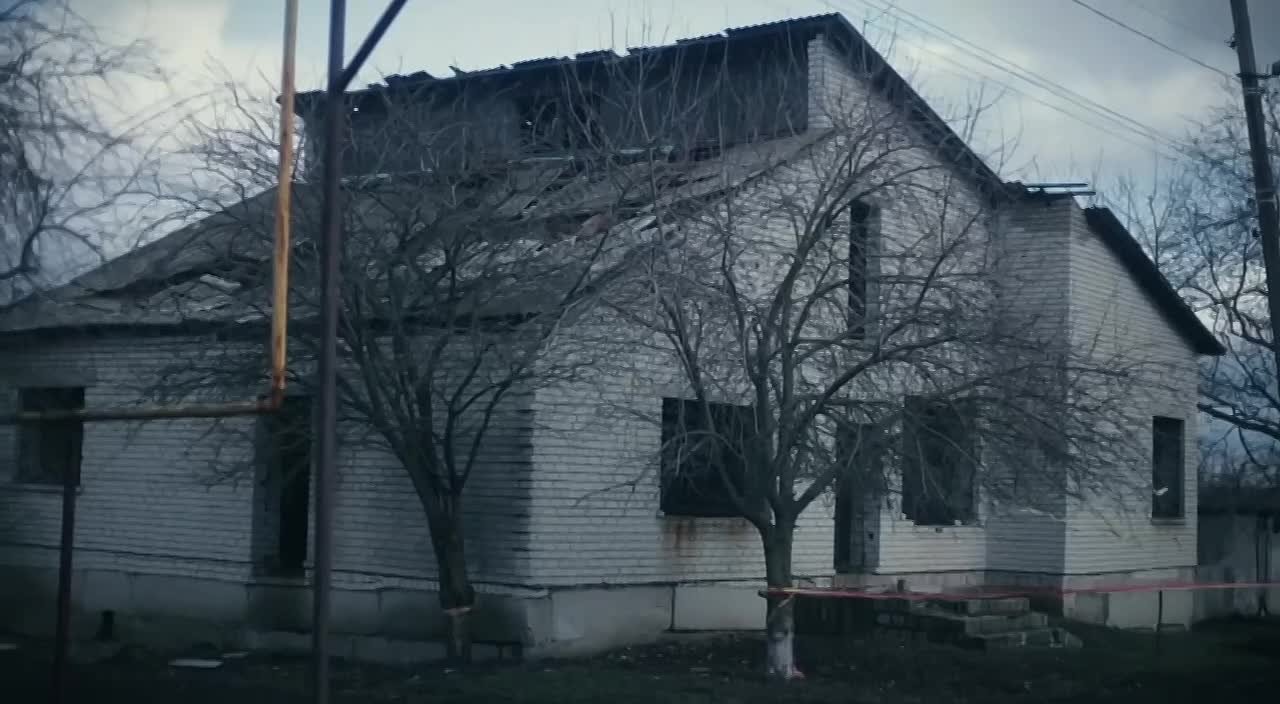 Вместе с экстренными службами, ребята из Гуманитарной миссии Молодёжки Народного фронта вывезли более 300 кг битого шифера, щепок и строительного мусора после недавней атаки беспилотников поселка Центральный в Перевальском...