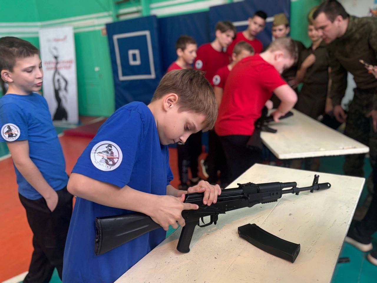 День защитника Отечества, отмечаемый 23 февраля, представляет собой важный государственный праздник в России с глубокими историческими корнями