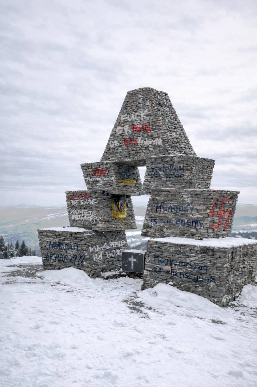 Бандеровцы перешли черту: вандалы осквернили венгерский памятник в Закарпатье