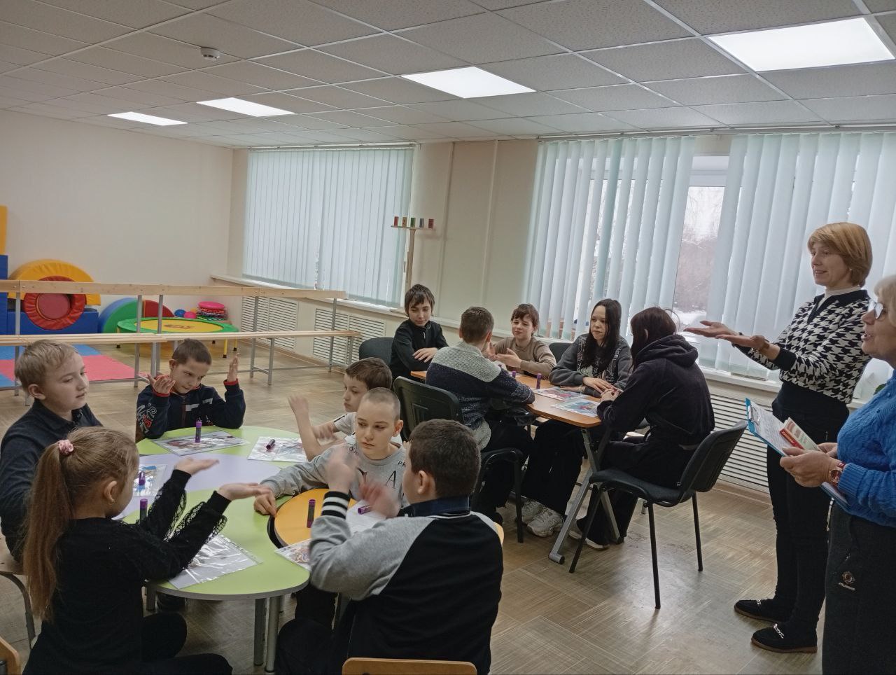 Творческий мастер-класс в Новоайдаре: дети готовят поздравления ко Дню защитника Отечества