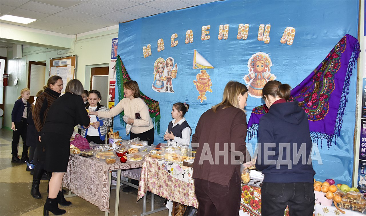 В Марковской гимназии прошла благотворительная ярмарка «Широкая масленица»