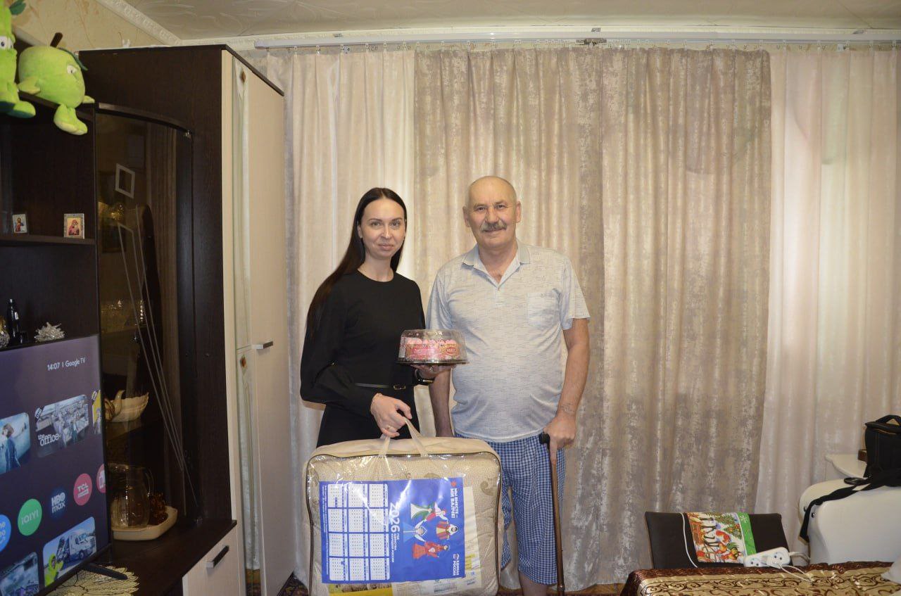 Алёна Лумеровская: В преддверии Дня защитника Отечества мы с активистами Лутугинского отделения партии «Единая Россия» навестили ветерана специальной военной операции, Юрия Александровича Смыкалова