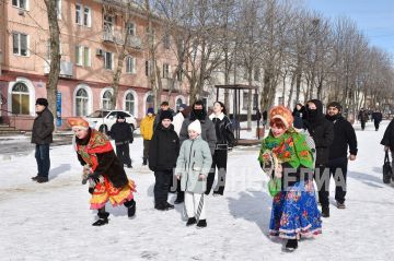 Краснолучане зиму провожают веселыми играми, песнями и блинами