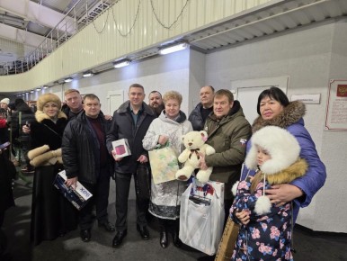 Ольга Бас: В канун Дня защитника Отечества совместно с представителями депутатского корпуса Народного Совета ЛНР от фракции «Единая Россия» посетила спортивный комплекс «Ледовая арена»