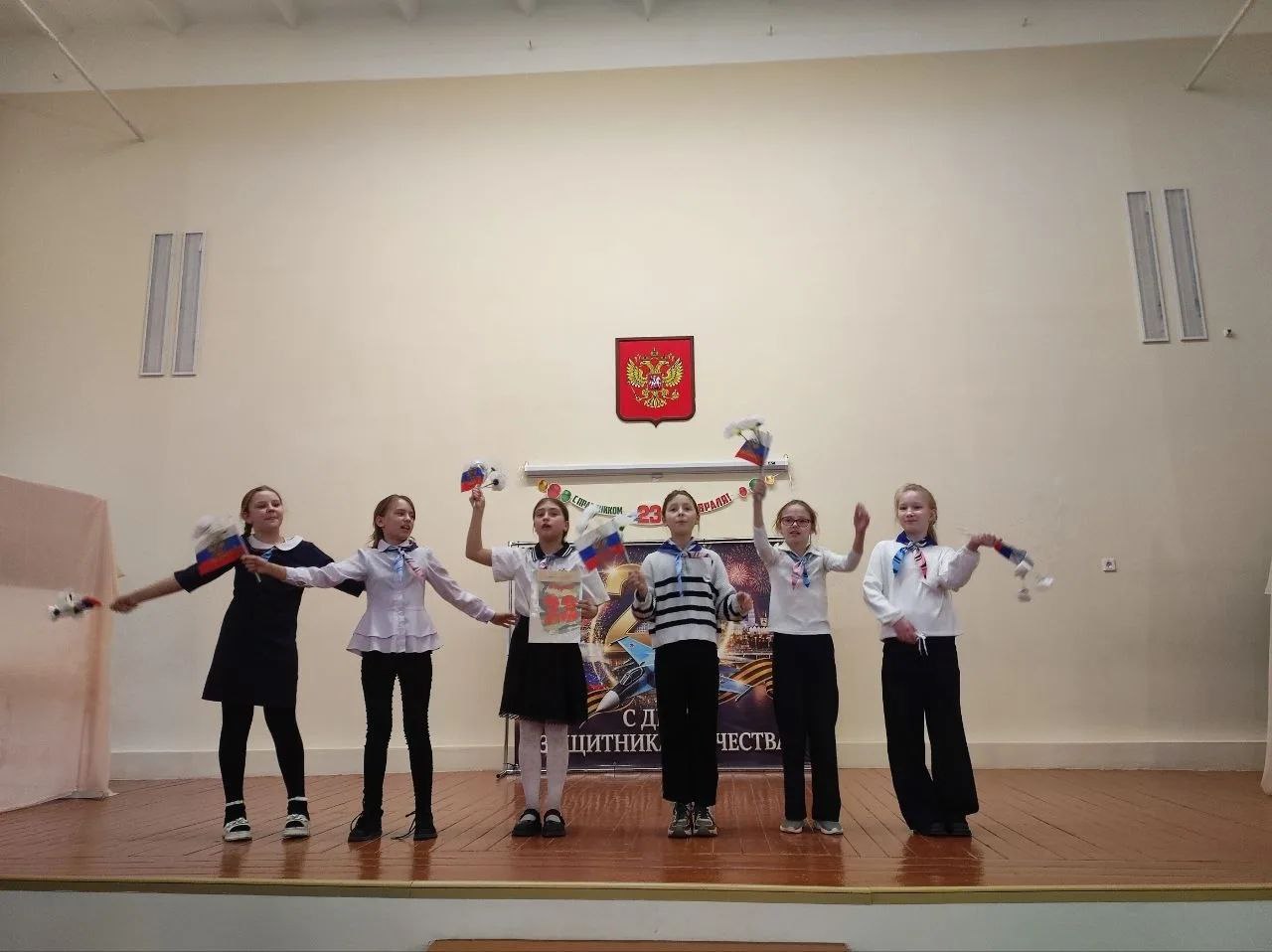 Праздничный концерт, посвященный Дню защитника Отечества, в Антрацитовской СШ № 19 с дружественным визитом посетил Камиль Макеев, руководитель агентства по делам молодежи Республики Калмыкия