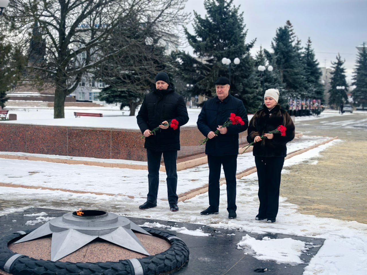 Сергей Козенко: Сегодня, в День защитника Отечества, мы почтили память всех защитников, которые отдали свои жизни, исполняя воинский и служебный долг, защищая людей, родную землю и наше будущее