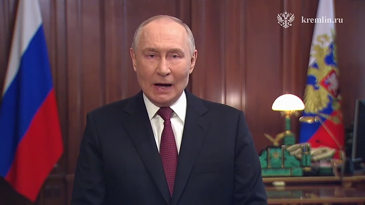 Президент РФ Владимир Путин поздравил россиян с Днем защитника Отечества