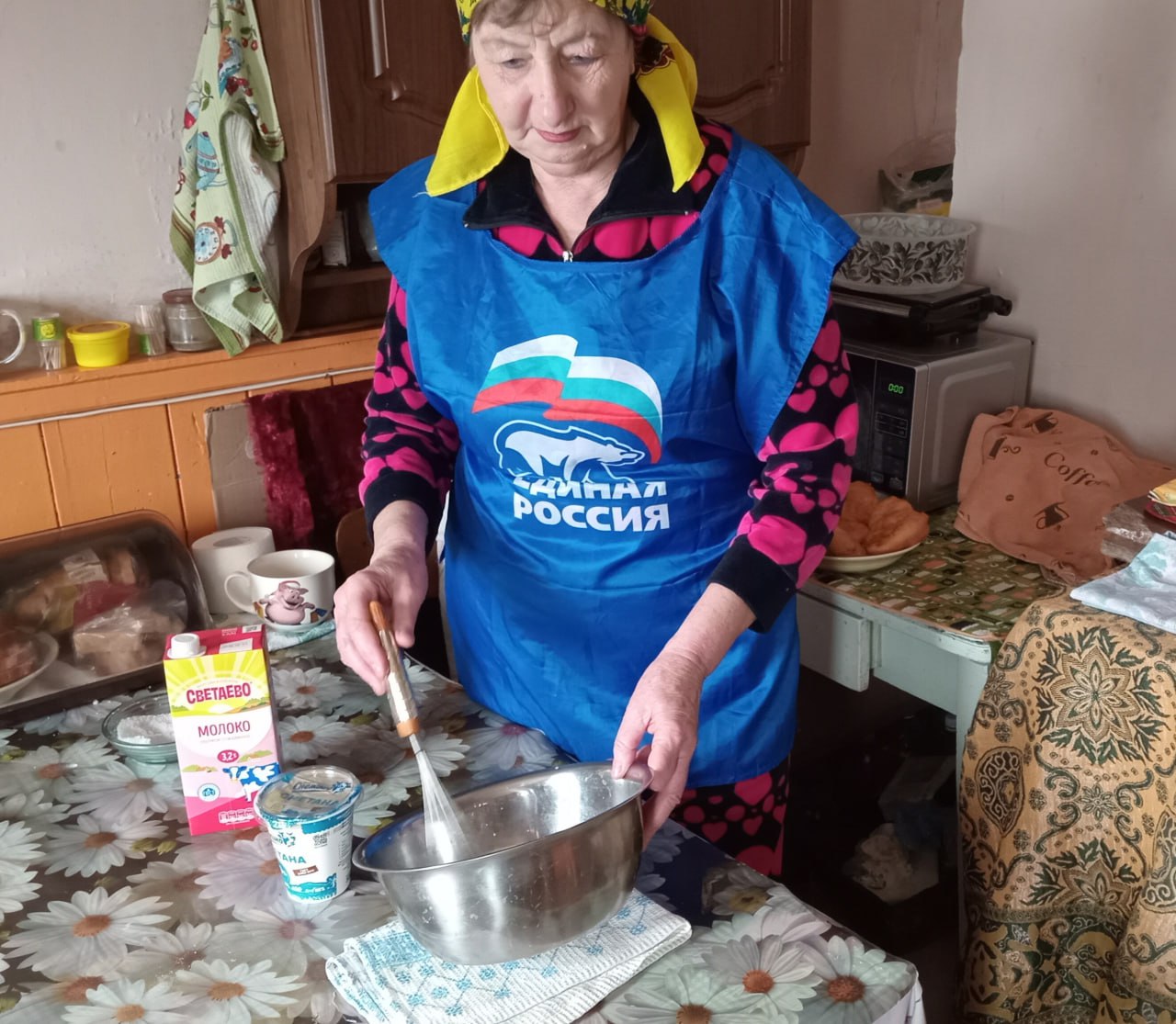 Тепло рук и забота: меловские единороссы передали подарки участникам СВО