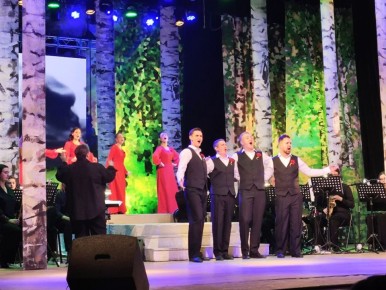 Дамы в красных платьях, кавалеры - с гвоздиками: В луганском театре поздравили защитников Отечества