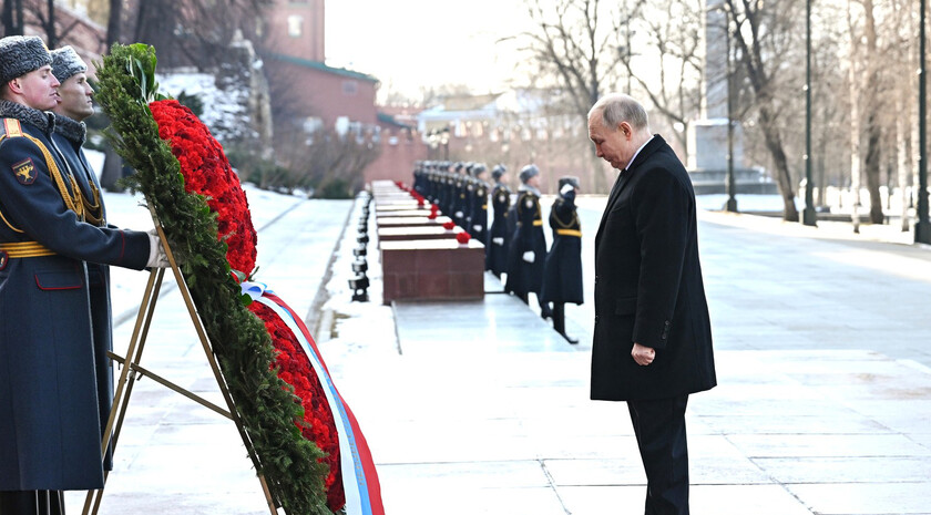 Президент России почтил память павших бойцов у Могилы Неизвестного Солдата