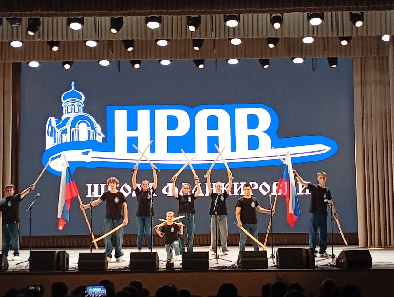 В Станично-Луганском Дворце культуры состоялся праздничный концерт ко Дню защитника Отечества