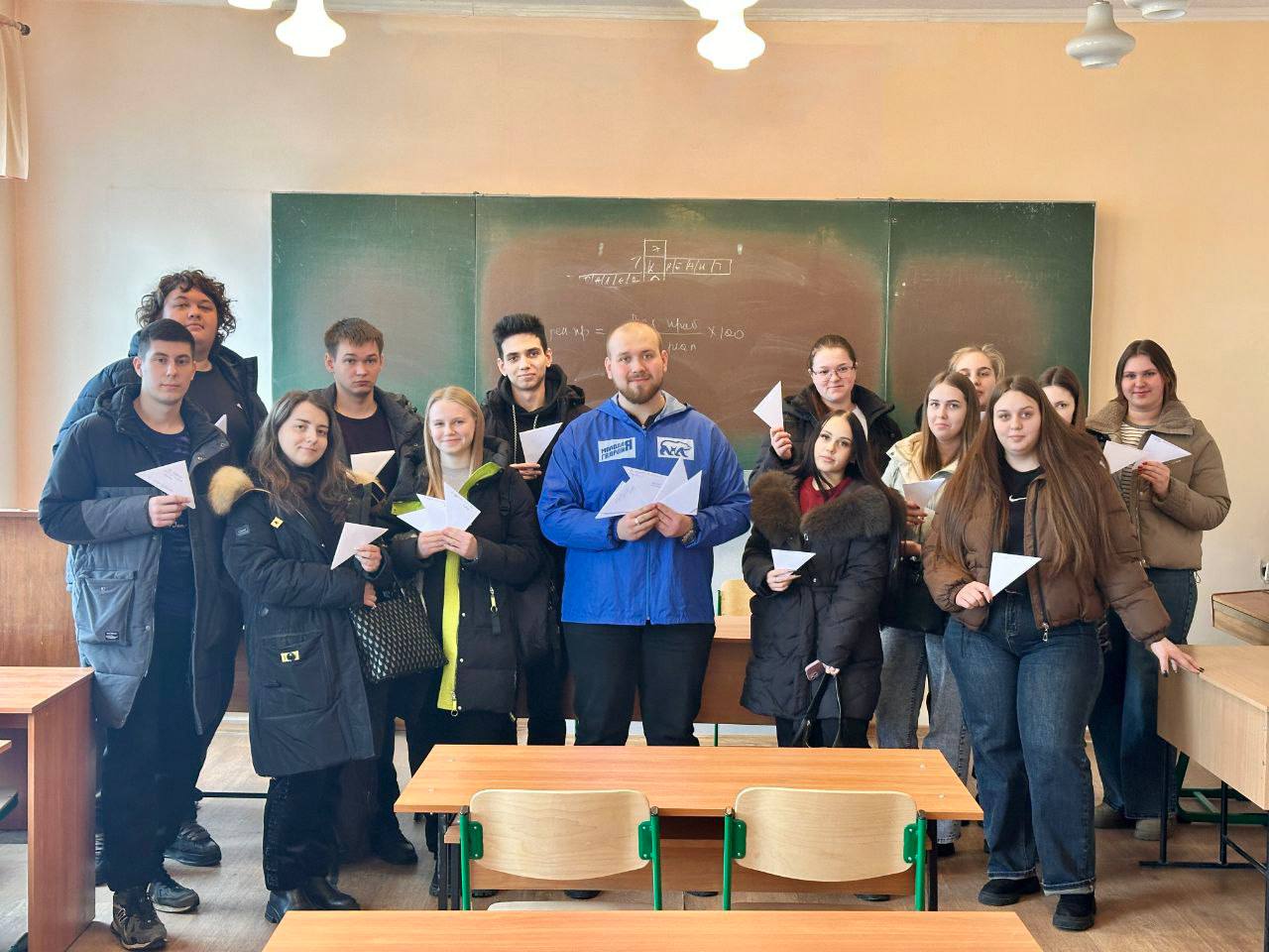 Письма защитникам. В эти дни сотни писем с поздравлениями ко Дню защитника Отечества отправляются нашим бойцам со всей страны