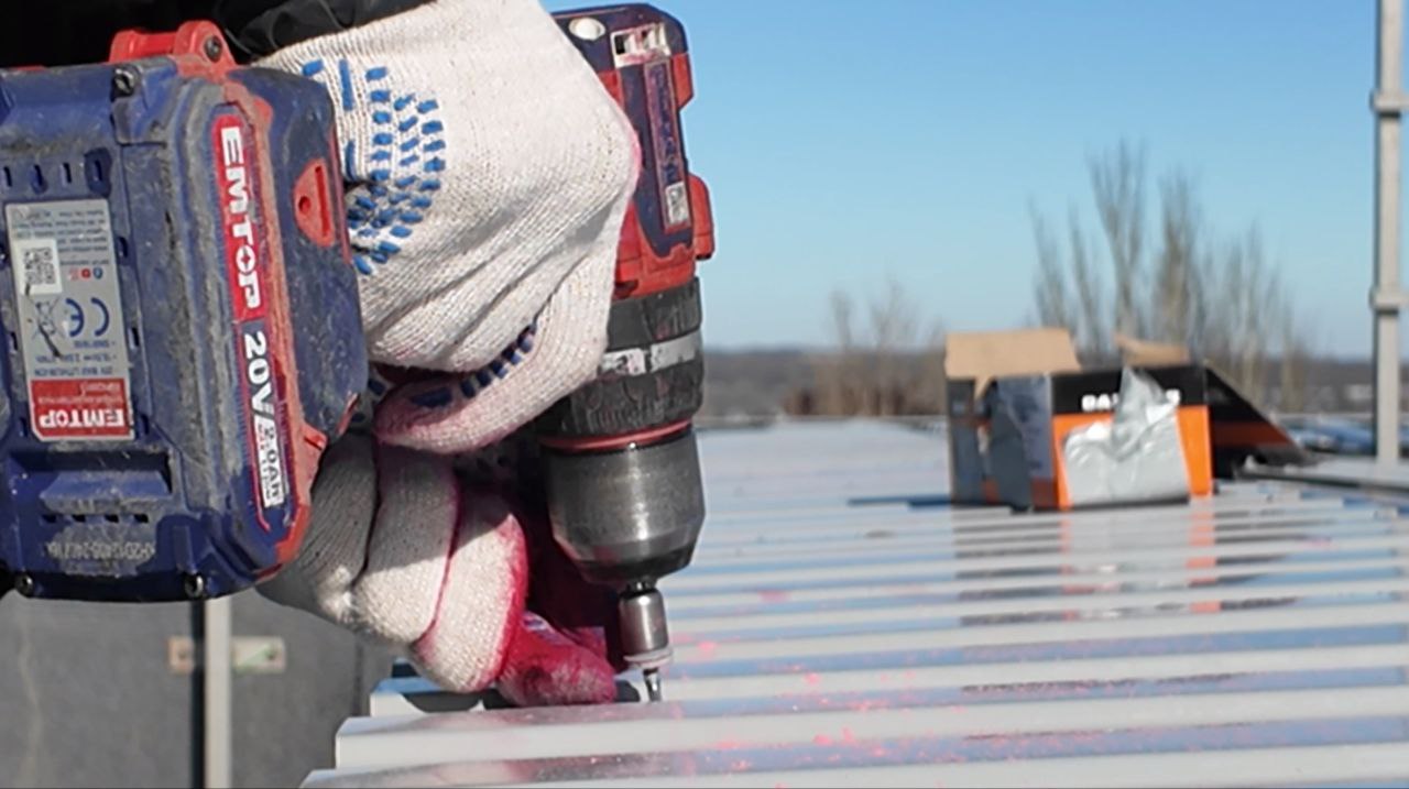 Завершаются работы по капитальному ремонту кровли на Петра Котова, 9. Напомним, что общая площадь покрытия - около 1000 квадратных метров