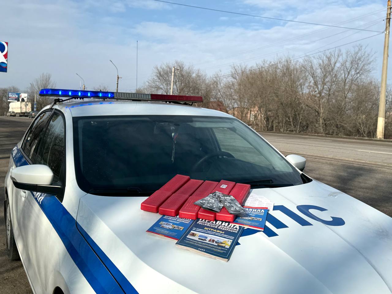 В Луганске сотрудники Центра ДиТН, ПБДД ГИБДД МВД по ЛНР провели акцию под названием «Защитник Отечества - соблюдает ПДД», приуроченную к празднованию Дня защитника Отечества