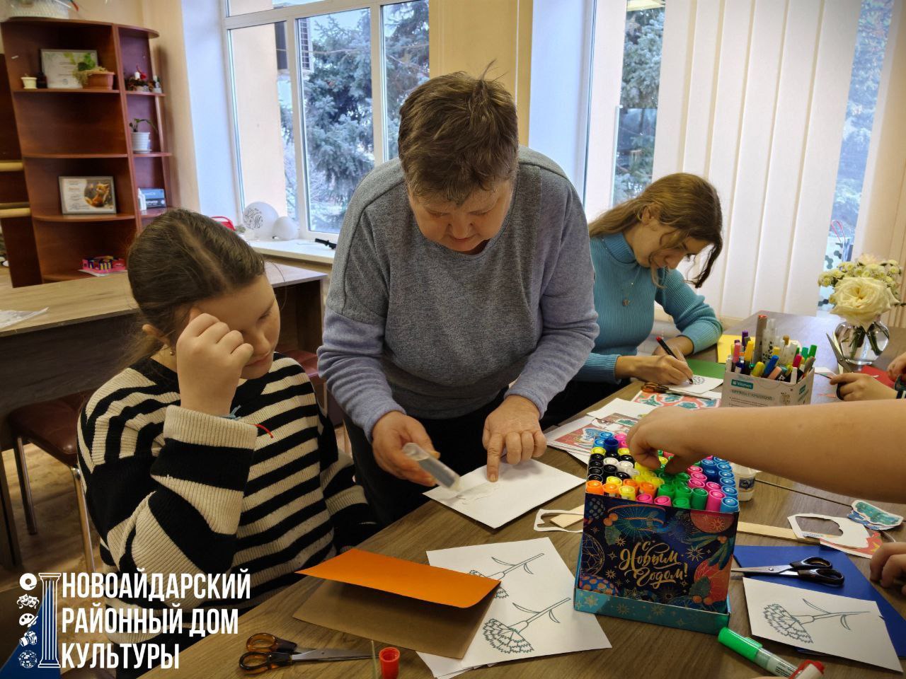 В Новоайдарском районном доме культуры состоялся увлекательный мастер-класс по изготовлению открыток, посвящённый празднику 23 февраля