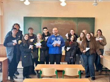 Письма защитникам. В эти дни сотни писем с поздравлениями ко Дню защитника Отечества отправляются нашим бойцам со всей страны