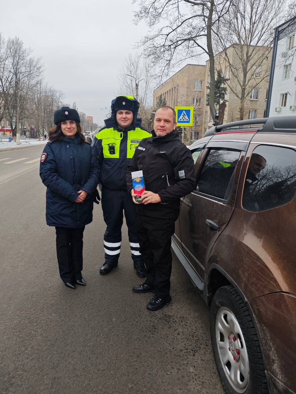 Сотрудники Госавтоинспекции поздравили водителей с Днем защитника Отечества и напомнили о трезвости за рулем!