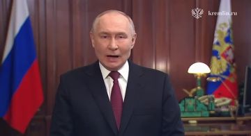 Президент России Владимир Путин поздравил соотечественников с Днем защитника Отечества