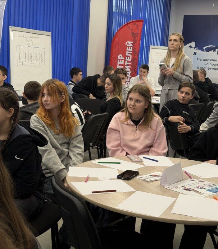 111Полицейский подразделения по делам несовершеннолетних рассказала находящимся на учёте ребятам о возможности обращения по телефону доверия