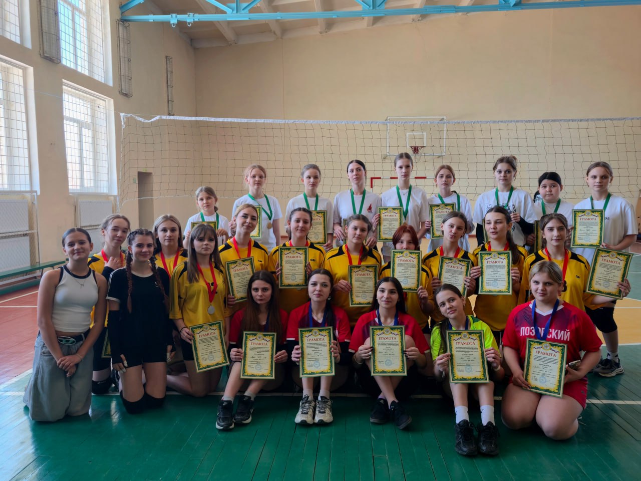 В спортивном зале Хорошенской средней школы имени А. Еременко состоялся открытый турнир по волейболу, посвященный Дню защитника Отечества