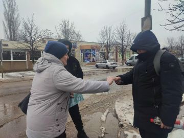 Поздравительная акцию ко Дню защитника Отечества прошла на улицах города Лутугино