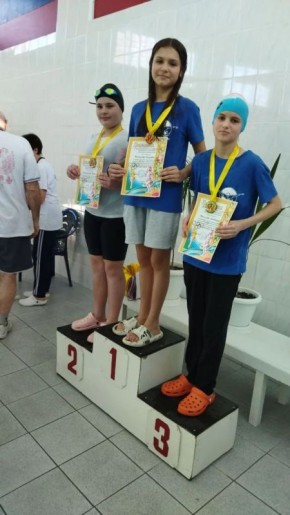 Пловцы Стаханова приняли участие в открытом первенстве ко Дню защитника Отечества