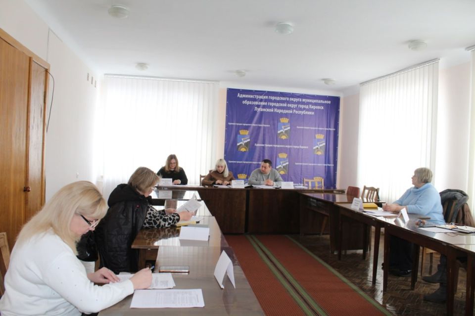 Сегодня, в здании Администрации городского округа город Кировск ЛНР, состоялось очередное заседание Комиссии по делам несовершеннолетних и защите их прав