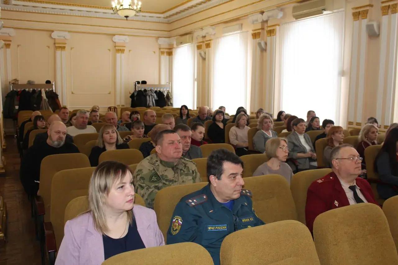 Сергей Козенко: Сегодня в Администрации Краснодонского муниципального округа провел расширенное аппаратное совещание с участием представителей федеральных структур, надзорных органов, силовых ведомств, ресурсоснабжающих...