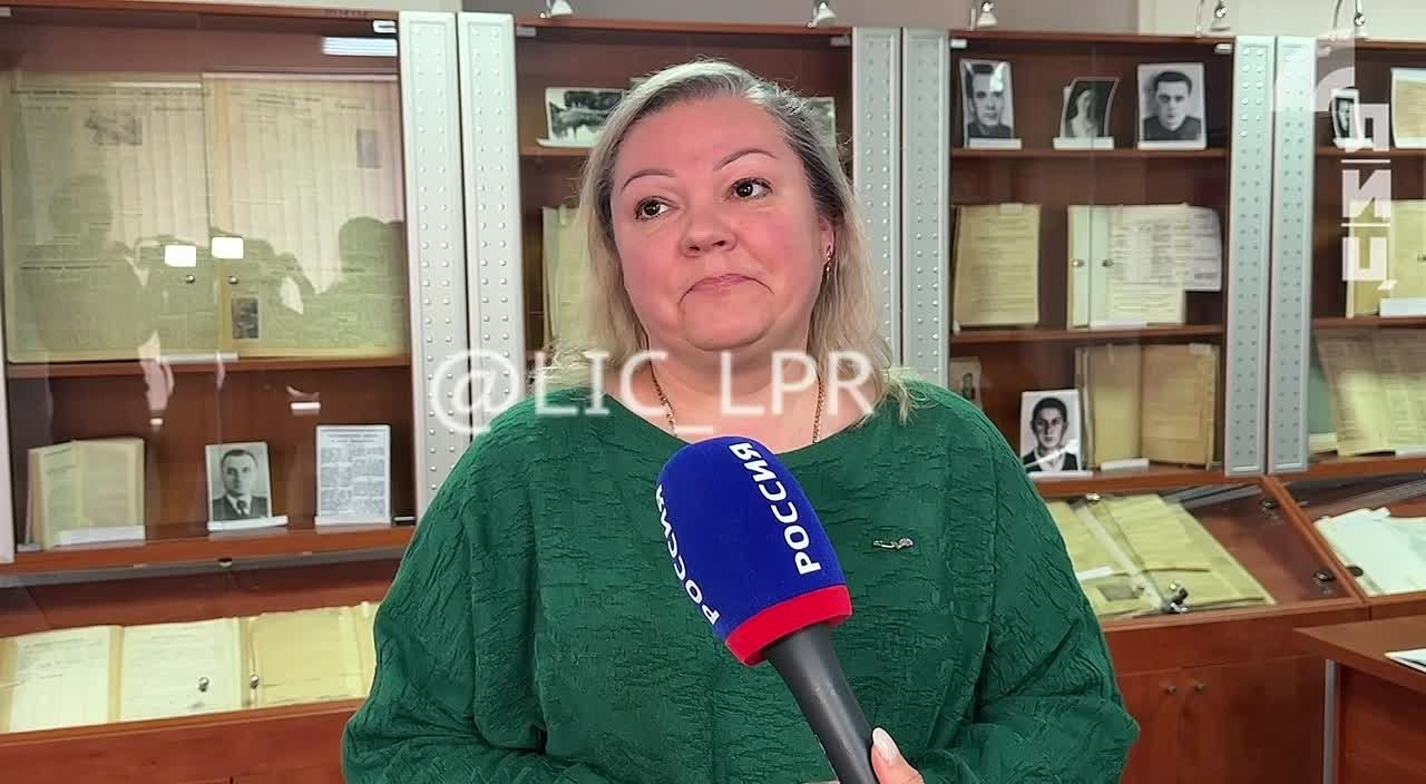 Республиканский центр туризма, экологии и краеведения «Возрождение» передал на вечное хранение в Государственный архив ЛНР стенды фотовыставки «Герои с вечно русским сердцем», посвященные участникам СВО, которые родились на...