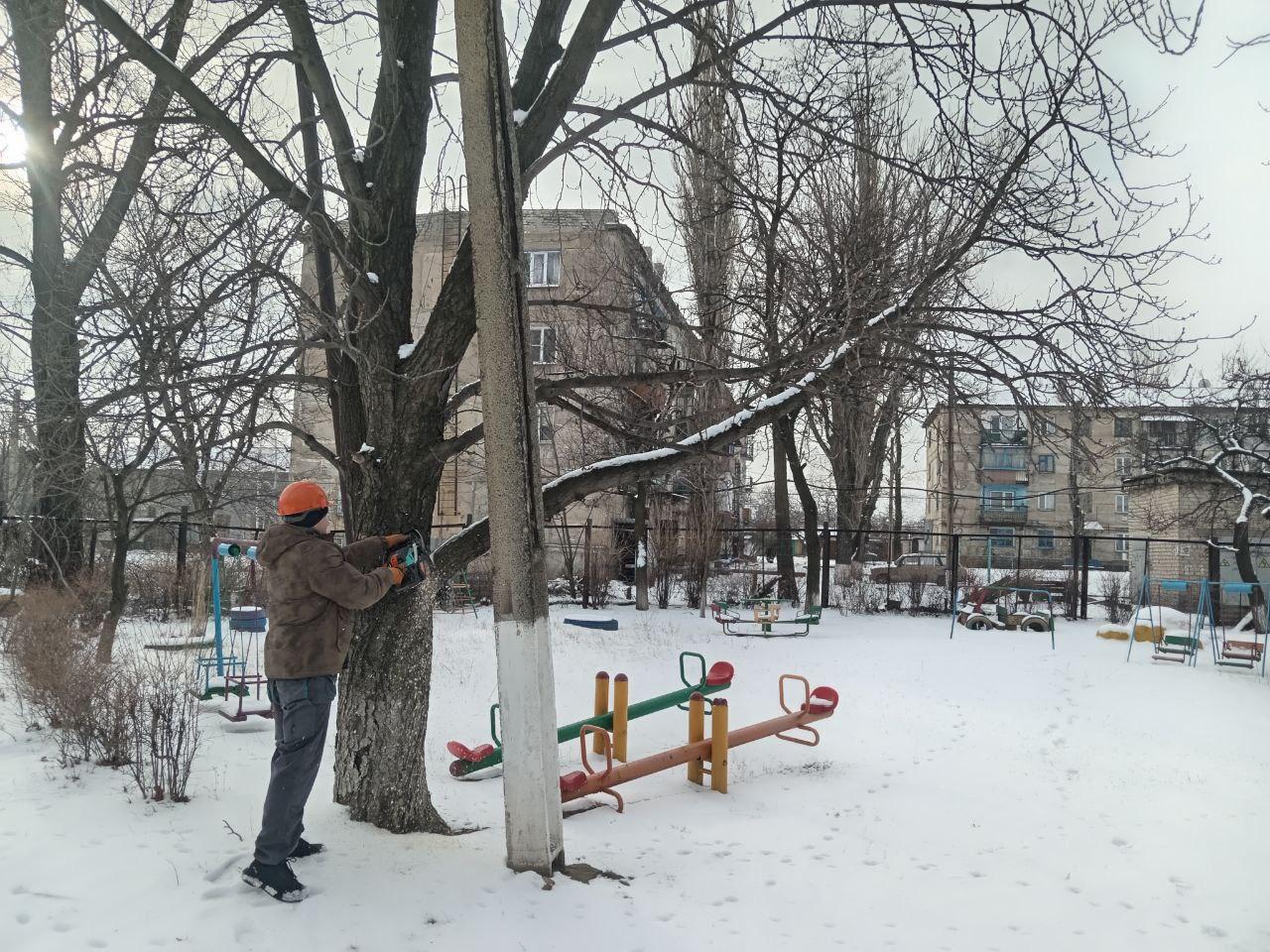 Бригада из Удмуртии провела санитарную опиловку деревьев вблизи детского сада «Росинка» посёлка Белореченский