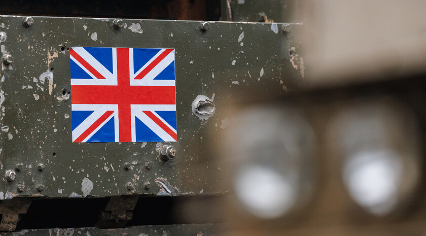 Британия и Франция хотят передать Украине ядерное оружие — разведка РФ