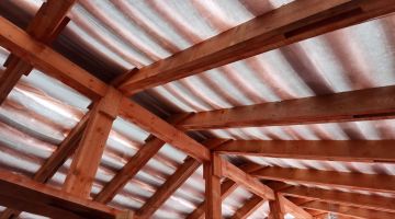 Продолжаются работы по капитальному ремонту кровли на Коцюбинского, 4 в Молодогвардейске