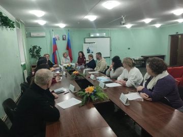 Члены УИК Алчевска проводят правовые уроки для будущих избирателей