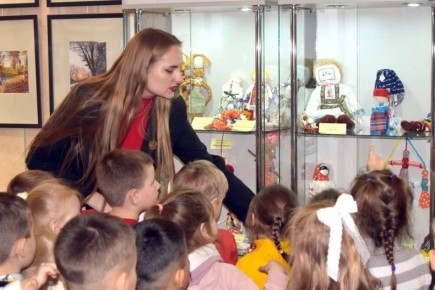 В свердловском музее открылась выставки «Куклы из бабушкиного сундучка»