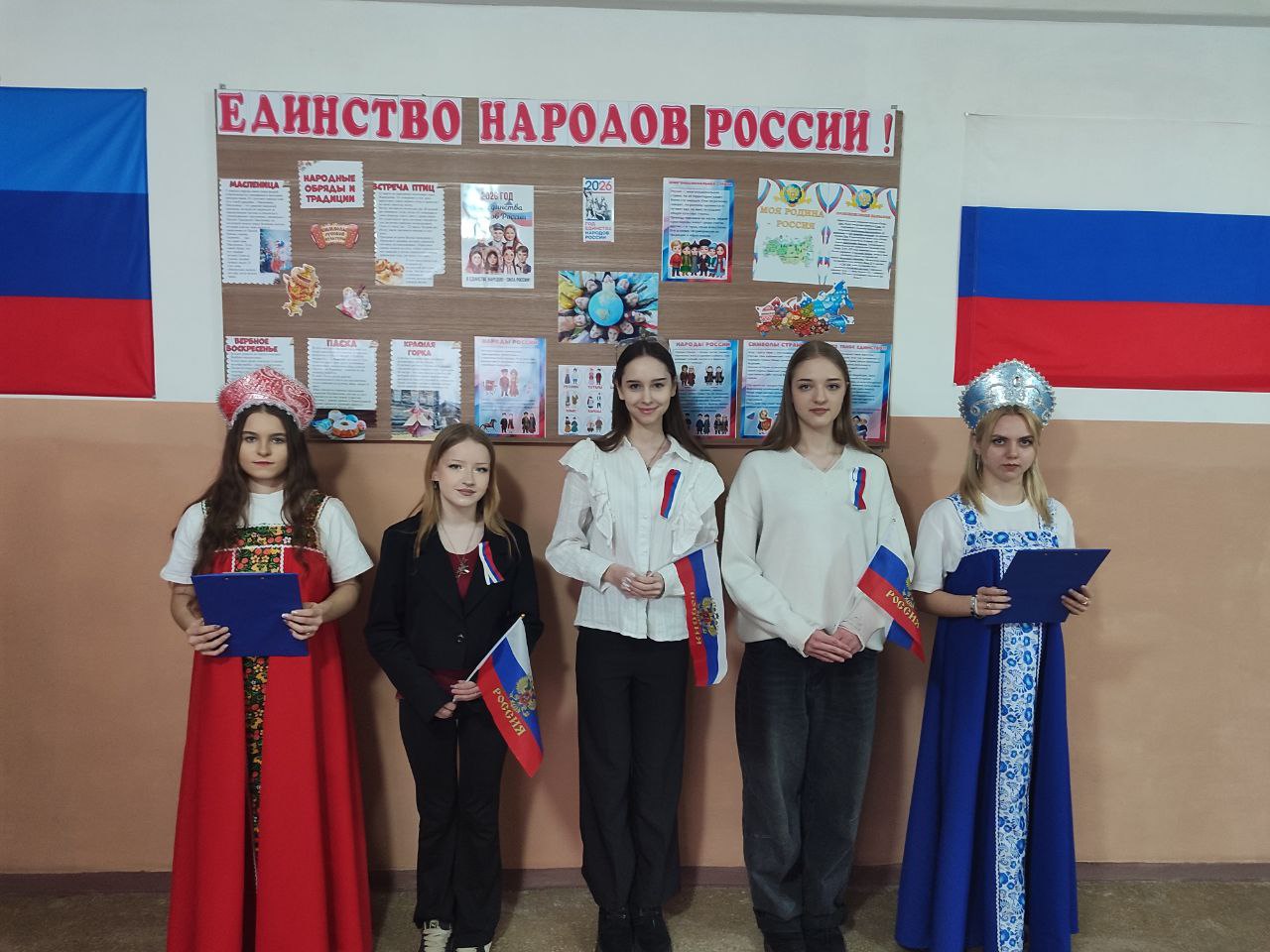 Единство в каждом сердце: в Ровеньковском колледже открылся стенд «Единство народов России»!