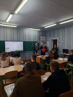 25.02.2026 представители Луганской дистанции сигнализации и связи провели профориентационную встречу со старшеклассниками в Станично-Луганской средней школе им. П.М. Грекова