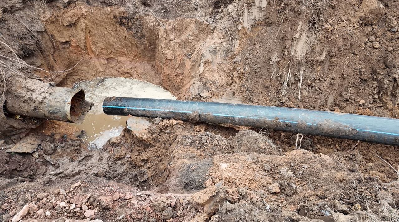 Краснодонский департамент ГУП ЛНР «Лугансквода» совместно с аварийной бригадой шефа-региона «Тюменьбурстрой» успешно провели работы по замене участка трубы диаметром 700 на водоводе в районе шахты Баракова