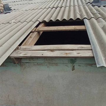 Специалисты Лутугинского филиала НКО осуществили аварийный ремонт кровли в многоквартирном доме