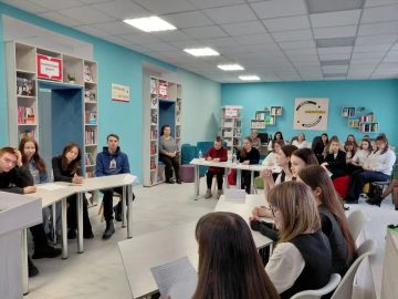 25 февраля в центральной библиотеке им. Г. Сковороды состоялись оживленные дебаты на тему "Должен ли каждый молодой человек пройти школу волонтерства, станет ли это обязательным этапом взросления?"