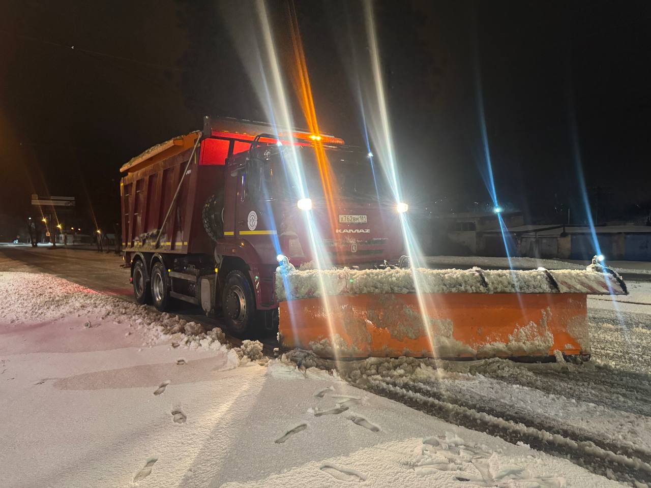 Сергей Козенко: С раннего утра на городские маршруты Краснодонского муниципального округа вышли бригады МУП «Дорожно-эксплуатационное управление»